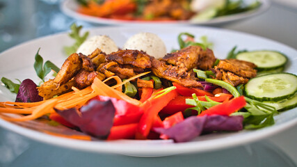 mediterraner Sommersalat mit Gyros