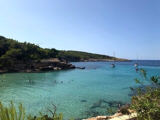 Naklejka premium Playa azul en isla mediterranea