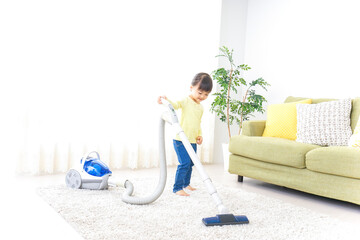 部屋を掃除する子供