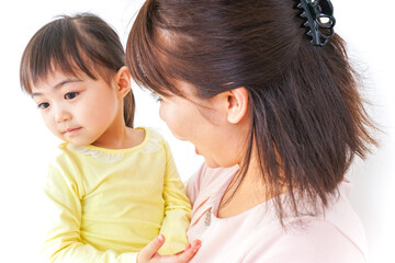 子どもを抱っこする母