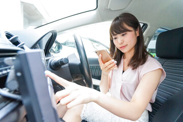 カーナビを使う女性