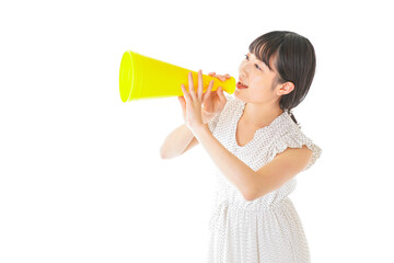 メガフォンを使い応援をする若い女性