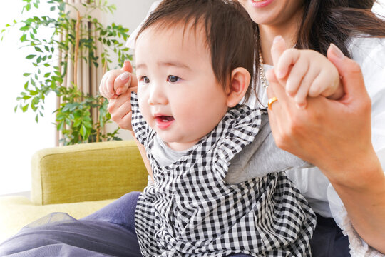 家でリラックスをするお母さんと赤ちゃん