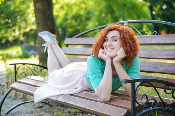 Naklejka premium woman sitting on a bench in the park