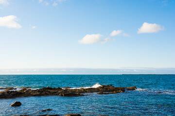 岩に当たって砕ける波
