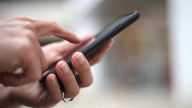 スマホを見ている女性の手元動画