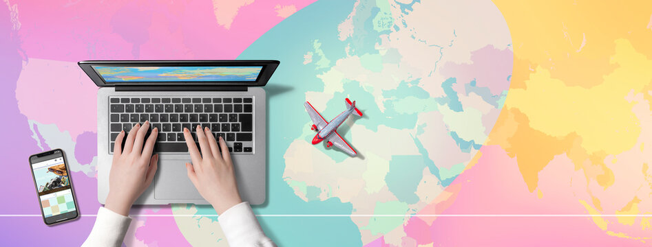 世界地図を背景に、パソコンを操作する人、旅行会社のサイトを表示するスマートフォン、飛行機。海外旅行の予定を立てている人のイメージ。もしくはパソコンで、バーチャル世界旅行を楽しむ人のイメージ