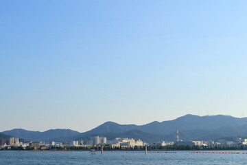 初夏の琵琶湖の南湖の風景