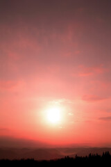 郷愁を呼ぶ山に落ちる夕陽