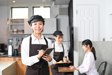 飲食店で働くエプロン姿の女性のイメージ
