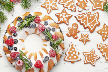 Obraz na płótnie Canvas Christmas cake and gingerbread cookies