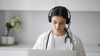Doctor woman web consultation online medicine