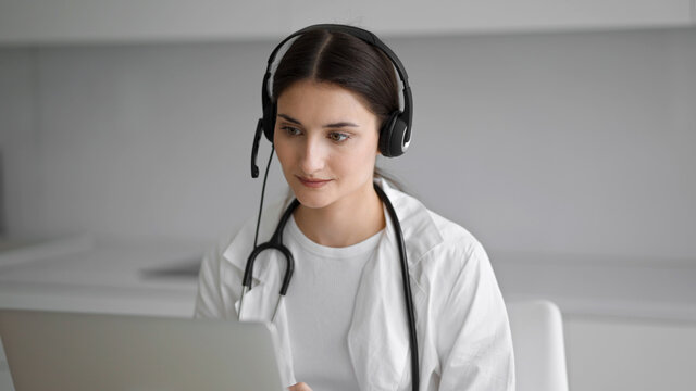 Doctor woman web consultation online medicine