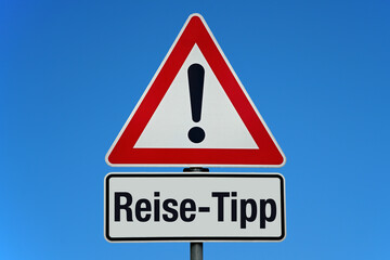 Reise-Tipp - Achtung Schild mit blauem Himmel