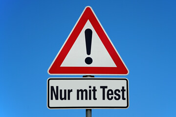 Nur mit Test - Achtung Schild mit blauem Himmel