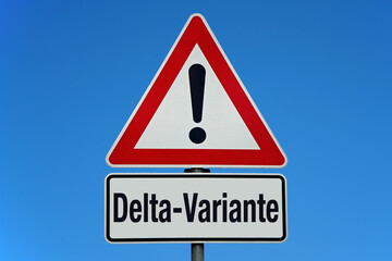 Delta-Variante - Achtung Schild mit blauem Himmel
