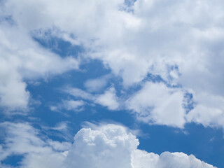 真っ白い雲と青い空