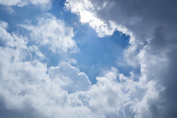 雲間から見える青空と太陽の光