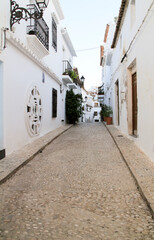 Fototapeta na wymiar Narrow streets and whitewashed facades in Altea village