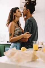 Obraz na płótnie Canvas Young couple bonding in the kitchen