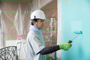 真剣に仕事する若い日本人の塗装業、仕事中の横顔 - obrazy, fototapety, plakaty