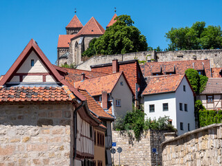 Obraz premium Altstadt mit Schloss in Quedlinburg im Harz
