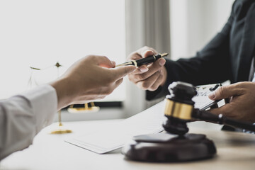 Attorney gives the client a pen to sign a contract admitting fraud, lawyer admits a fraud case in which client is a victim and will sue defendant who is a commercial partner. Fraud litigation concept. - obrazy, fototapety, plakaty