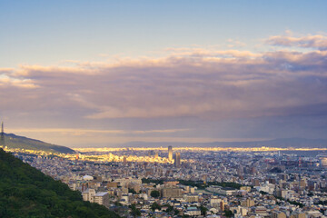 Fototapeta na wymiar 神戸の港町の都市風景を丘の上から撮影