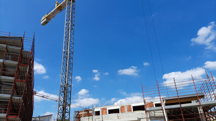 Lavori in corso nel cantiere edile in primavera
