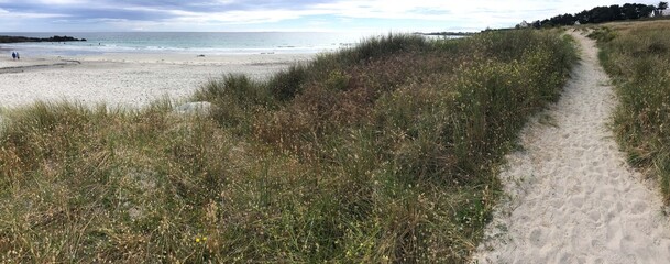 le long de la plage de raguenez en Finistère Bretagne France	