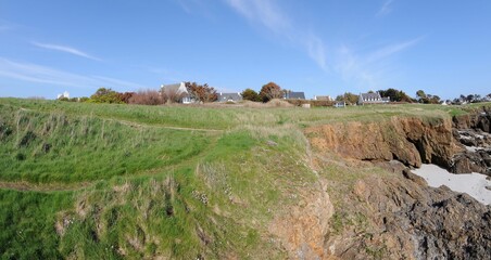 le long de la plage de raguenez en Finistère Bretagne France	