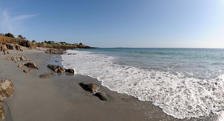 le long de la plage de raguenez en Finistère Bretagne France	