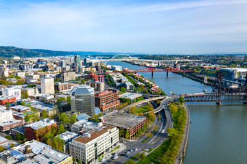 Willamette River running through downtown Portland, Oregon © Kyo46