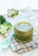 Obraz na płótnie Canvas Baby food. Organic green broccoli puree with ingredients.