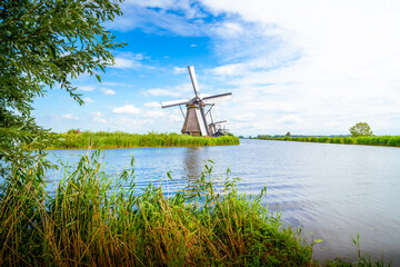 Unesco Weltkulturerbe Windm&uuml;hle Panorama Landschaft in Dorf Kinderdijk Niederlande Holland. Natur Windkraft Architektur Fluss M&uuml;hle. landscape in Netherlands, Europe. Windmills village tourist nature 