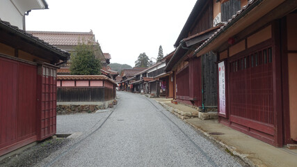 石州瓦とベンガラ漆喰壁の赤い町並みで知られる吹屋の街並み（高梁市吹屋伝統的建造物群保存地区）