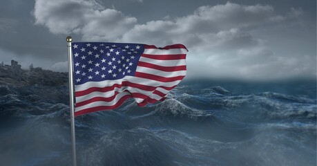Samenstelling van wuivende Amerikaanse vlag tegen stormachtige lucht en zee