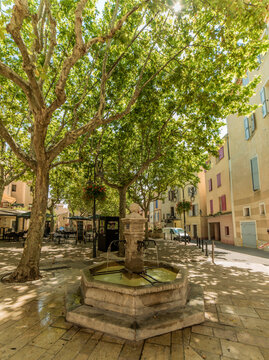 Place ombrag&eacute;e &agrave; Manosque, Alpes-de-Haute-Provence, France