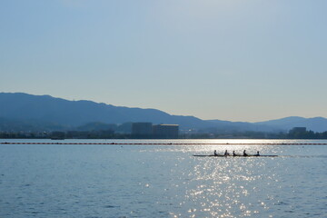 夏の琵琶湖のボート練習風景