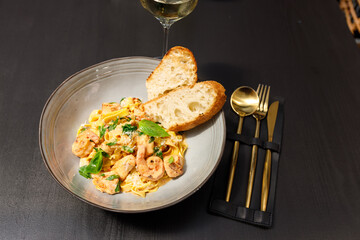 shrimp pasta with sauce and bread