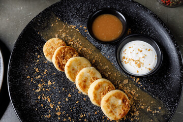 Cheesecakes with sour cream and salted caramel