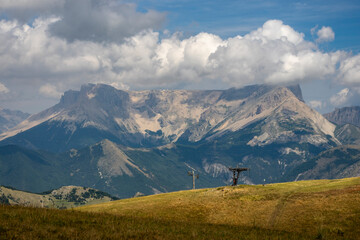 Fototapeta premium Montagne de Bure sous les nuages, vue depuis le massif de Céüse