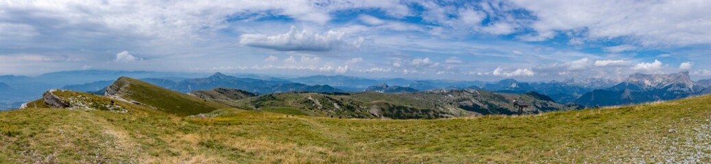 Fototapeta na wymiar Panorama sur un plateau montagneux