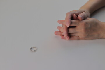 指輪を置く　女性の手元