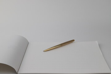 白い便箋とペン