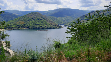 Fototapeta na wymiar Le lac de Villefort ou appelé aussi lac Bayard dans le département de la Lozère e France