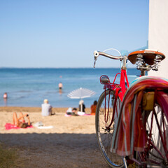 Fototapeta premium Paysage de bord de mer en été, vélo rouge sur le littoral français.