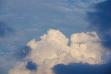 ６月の梅雨の晴れ間、東の空に積乱運（入道雲）がもくもくと発生する。大気の状態が不安定なとき。
