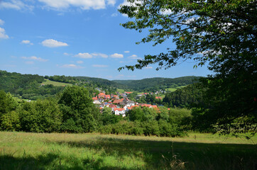 Blick auf Nieder-Werbe am Edersee und am Wanderweg  Urwaldsteig