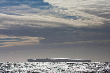 IJsberg op volle zee Zuidelijke Atlantische Oceaan; Iceberg in the Southern Atlantic ocean